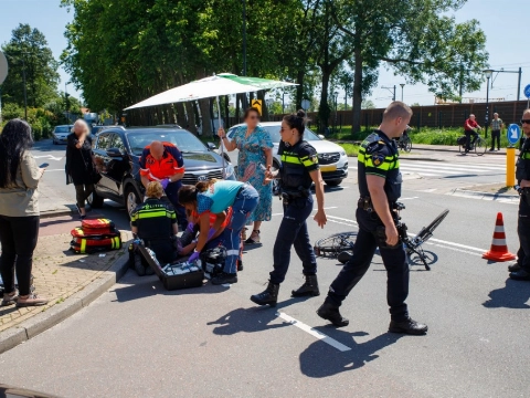 Fietser geschept door auto, ernstig gewond naar ziekenhuis