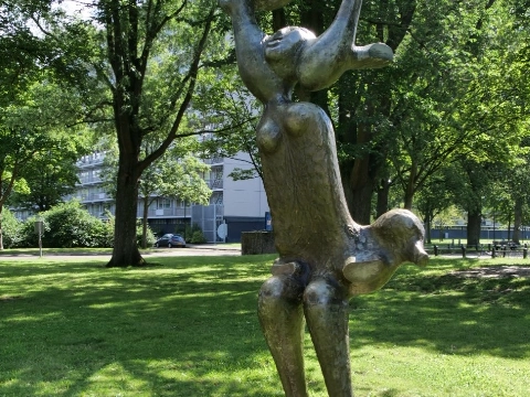 Kunstwerk van de Maand september: Balspelend meisje