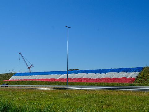 Actievoerders hangen 100 meter lange vlag langs A20