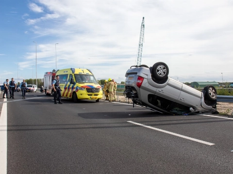 Auto over de kop op de A20