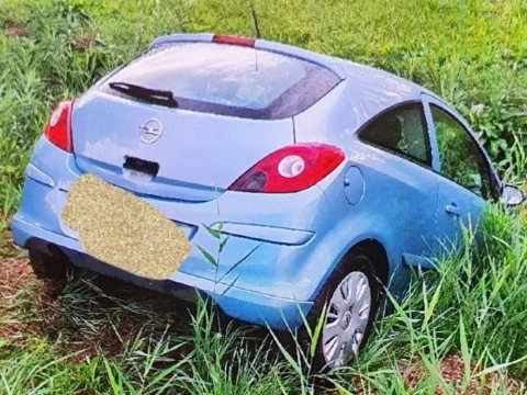 Auto glijdt van de weg op de Maassluissedijk