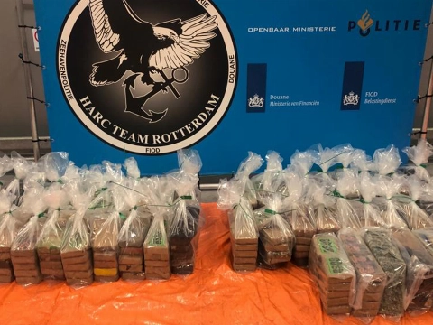 Politie en Douane ontdekken 1822 kilo cocaïne in vrachtwagen