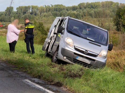 Busje glijdt bijna van de dijk af