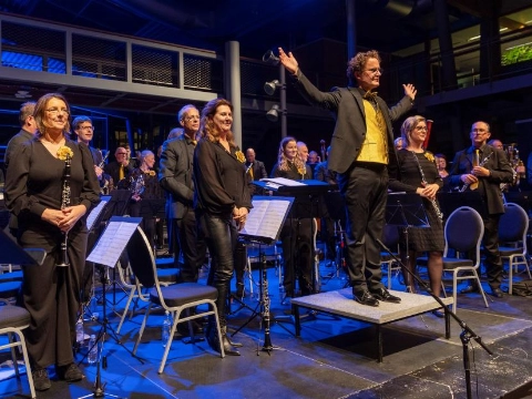 Burgemeester verrast Maassluise Harmonie met Koninklijke erepenning