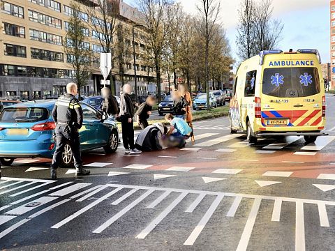 Meisje gewond na aanrijding op rotonde Westlandseweg