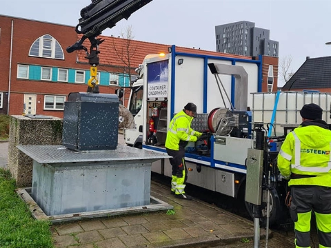 Schoonmaakbeurt voor ondergrondse containers