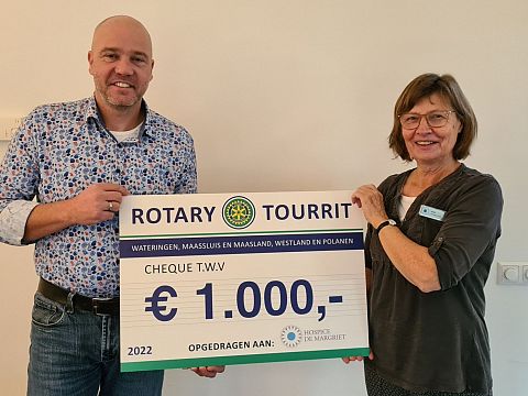 Rotaryclubs overhandigen cheque aan het hospice