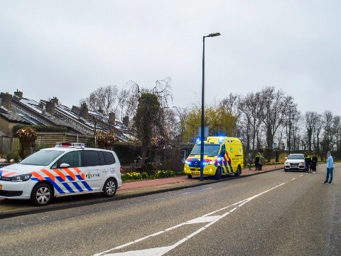 Kind rent de weg op en wordt aangereden door auto