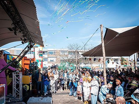 Zonovergoten en drukbezocht Stadskaravaan Festival in de Holierhoek