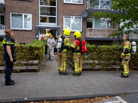Bewoners op straat na brand in portiekflat