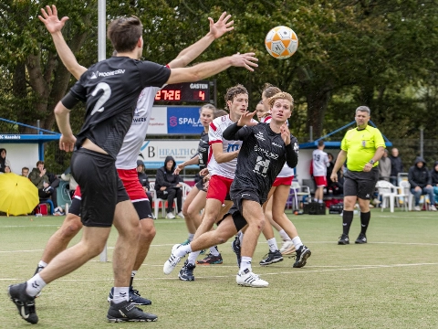 CKC Maassluis in stromende regen onderuit tegen Albatros