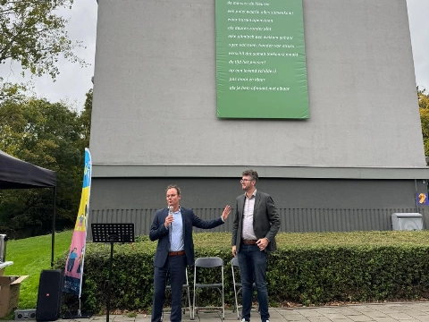 Onthulling wijkgedicht in de wijk Sluispolder-Oost