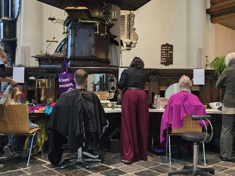 25 Maassluizers geknipt en gestyled tijdens Sociale Kapsalon
