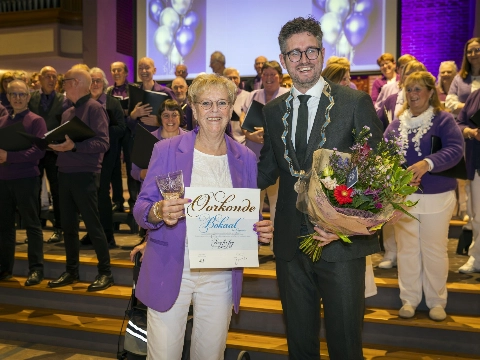Koor Sing for Joy onderscheiden met Bokaal der Gemeente