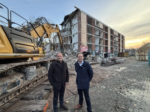 Vleermuizen vertrokken, sloop flatgebouw Reviusplein eindelijk gestart