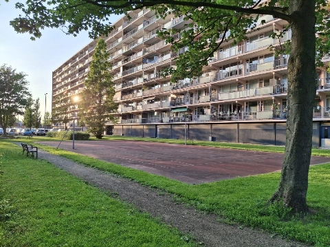 Tijdelijk schoolgebouw IKC Het Balkon op tennisveld aan Van Beethovenlaan