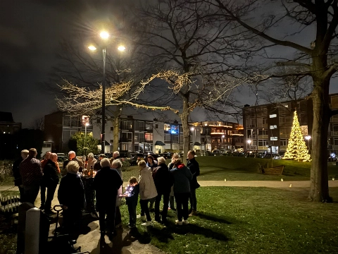 Feestelijke ontsteking vlaggenmastkerstboom in Fenacoliuspark