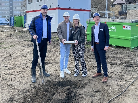 Toekomstige bewoners slaan laatste paal van hun woning in Vogelrijk