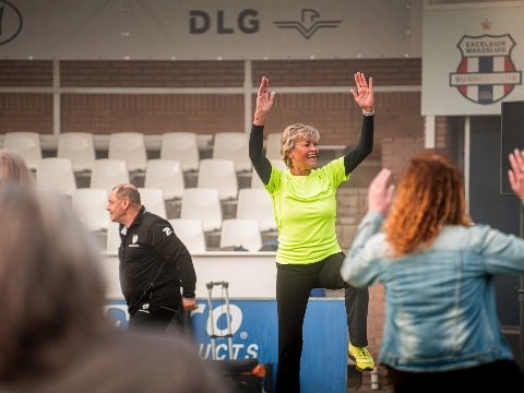 Senioren Beweegweek begonnen met warming-up door Olga Commandeur