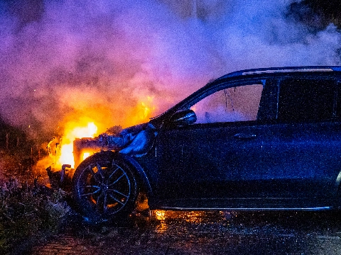 Auto volledig uitgebrand in Maassluis
