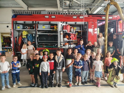 Jonge vechtsporters bezoeken brandweer
