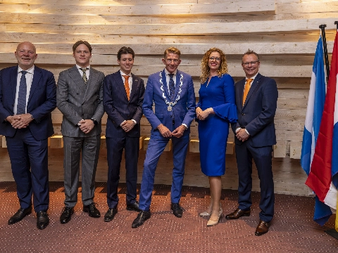 Politieauto’s voor deur burgemeester na kritiek op asielbeleid nieuwe coalitie