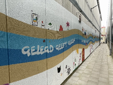 Van grijs naar kleur: 100 meter lange steeg naar de Patria groeit uit tot gezamenlijk kunstwerk