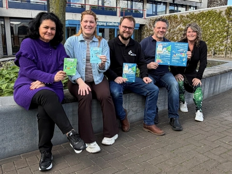 Maassluis zoekt verbinding met bewoners via kunstzinnige kaarten en flyers
