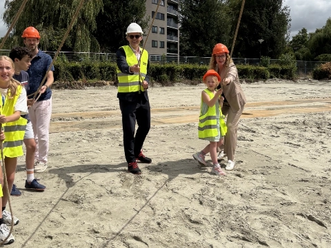 Eerste paal geslagen voor nieuwe Montessorischool