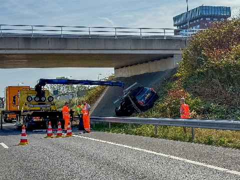 Auto belandt onder viaduct bij Kethelplein