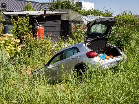 Automobilist belandt in sloot in Maassluis