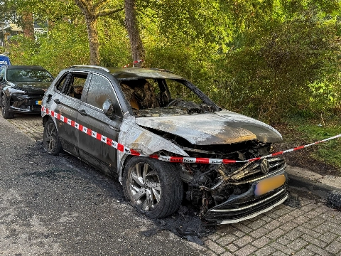Auto gaat volledig in vlammen op aan de Ververij