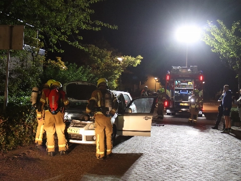 Brandweer onderzoekt auto na brand onder motorkap