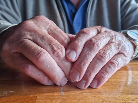 Maassluise kunstenaars schilderen handen van bewoners DrieMaasHave