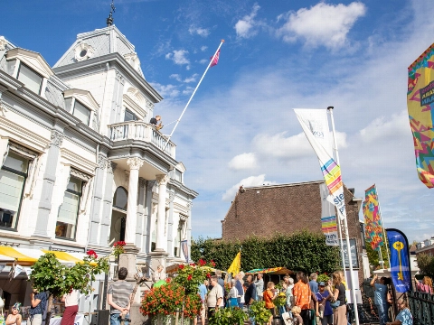 Drukbezochte Stadskaravaan in tuin Fonds Schiedam Vlaardingen e.o.