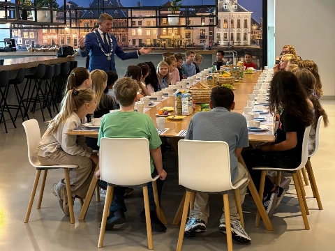 Leerlingen IKC Ichthus ontbijten met burgemeester en wethouder