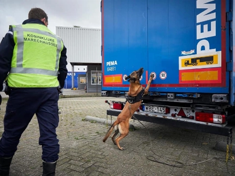 Marechaussee houdt mensensmokkelaar aan