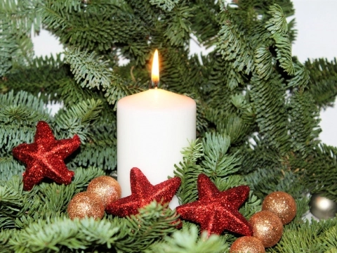 Vredevolle feestdagen namens het Rode Kruis