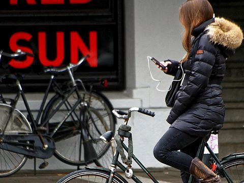 Geen telefoongebruik op de fiets: ‘Wen er vast maar aan’