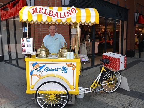 Gratis ijsje bij de 'Melbalino-mobiel'