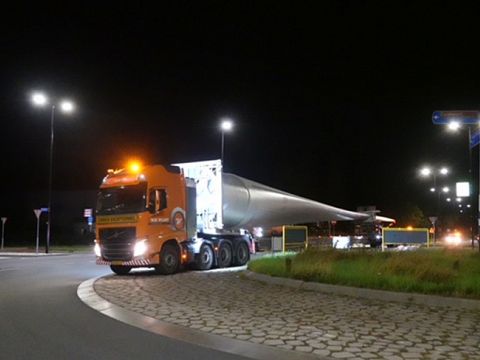 Uitzonderlijk transport van 57 meter lange rotorbladen door Vlaardingen