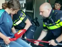 Politie bevrijdt meisje uit winkelwagen