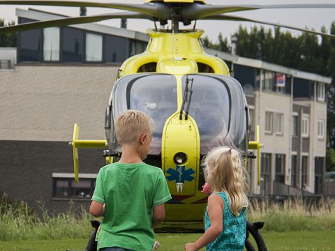 Traumahelikopter trekt bekijks op De Velden