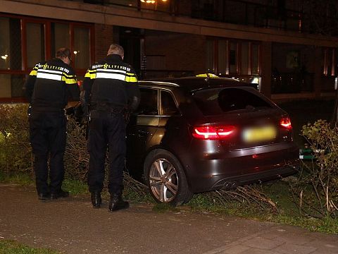 Achtervolgde Audi in struiken Laan van Bol'Es