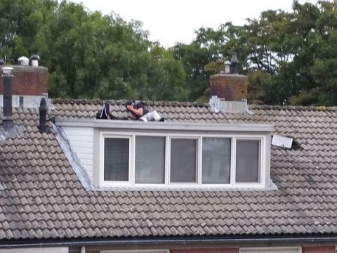 Kom van dat dak af!