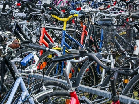 Gratis fietsen stallen onder toezicht