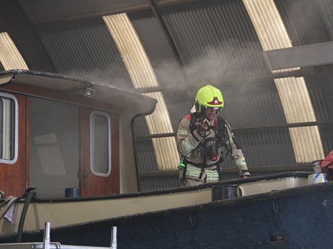 Brand in sleepboot tijdens onderhoud