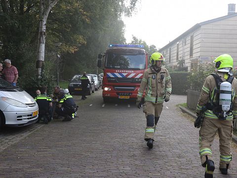 Brandweer haalt man uit huis naast brand