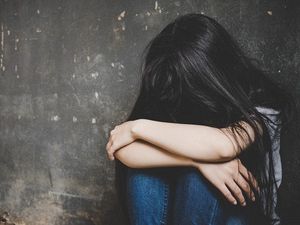 Waarom doen die verkrachte en aangerande meisjes zo weinig aangifte?