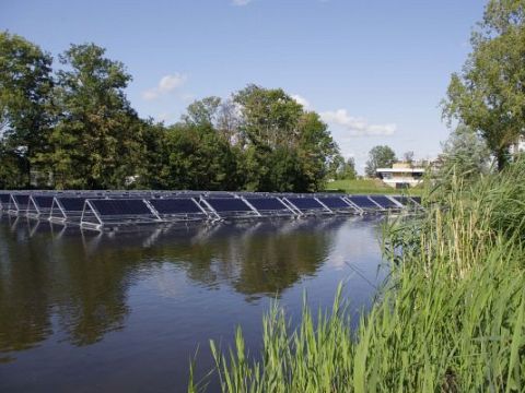 Drijvende zonnepanelen zorgen voor stroom op Harga